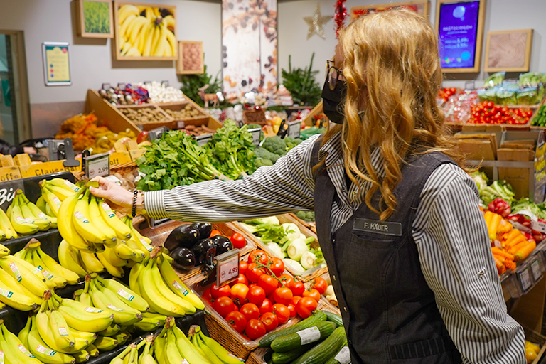 Eine meiner Aufgaben als Niemerszein-Azubi ist es darauf zu achten, dass die Verkaufsflächen ordentlich und ansprechend sind.