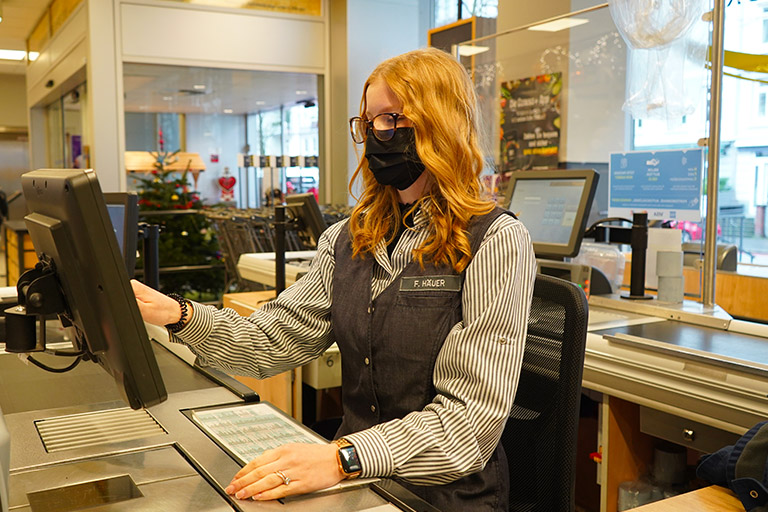 Egal ob Azubi oder schon lange dabei - wenn Not am Mann oder an Frau ist, helfen wir an allen Positionen im Markt aus.